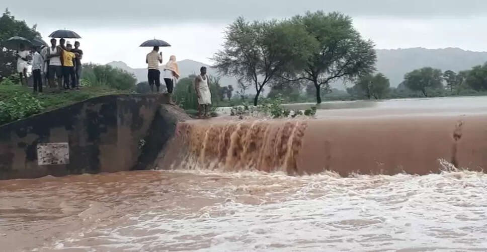 भारी बारिश ने श्रद्धालुओं की राह रोकी! मुख्य मार्ग पर मलबा और जलभराव, दो घंटे तक ठप रही आवाजाही