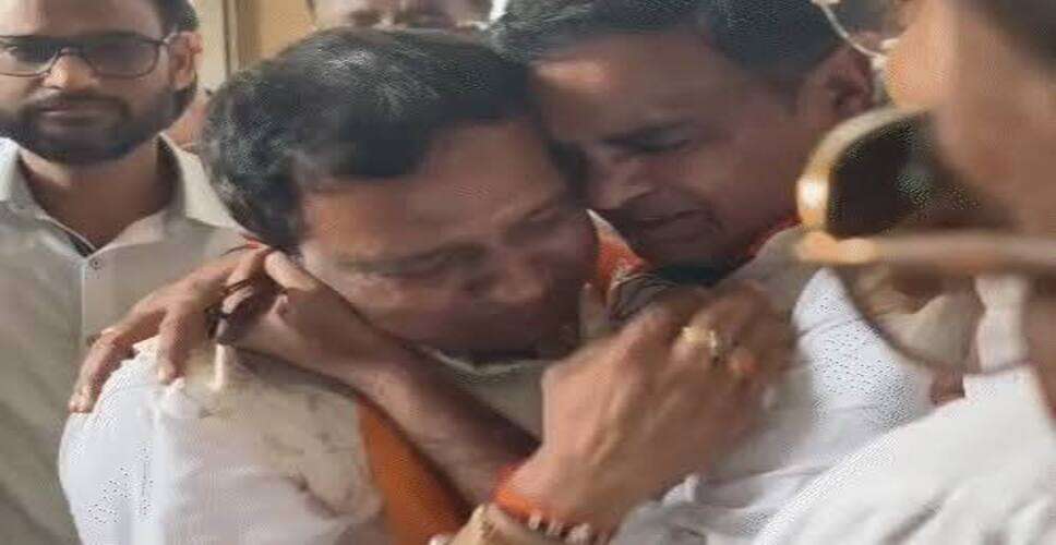 उदयपुर नगर निगम के मेयर बने पारस सिंघवी: जिलाध्यक्ष से गले मिलकर फूट-फूटकर रोए; BJP-कांग्रेस को निर्दलीय पार्षदों के वोट