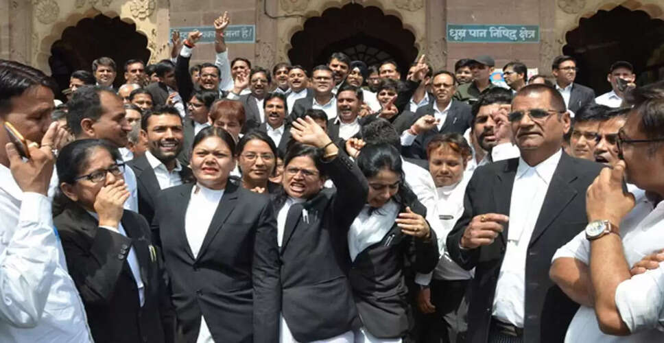 Rajasthan Breaking News: उदयपुर हाईकोर्ट बेंच की मांग को लेकर वकीलों का प्रदर्शन, कोर्ट चौराहे पर खड़े होकर दिखाए सरकार को काले झंड़े