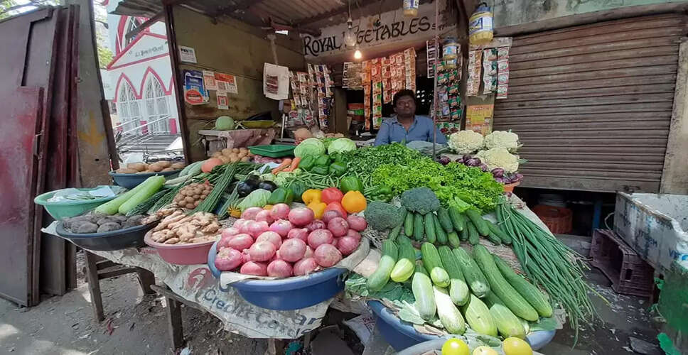 Karoli&nbsp;बाजार में पत्थरों से लदे ट्रकों की कतार, सब्जी विक्रेताओं का रोजगार ठप