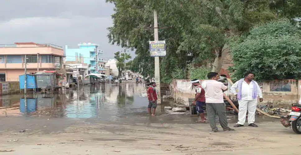 कस्बे में बारिश के बाद जलभराव, राजकीय चिकित्सालय के पास आवागमन घंटों बाधित