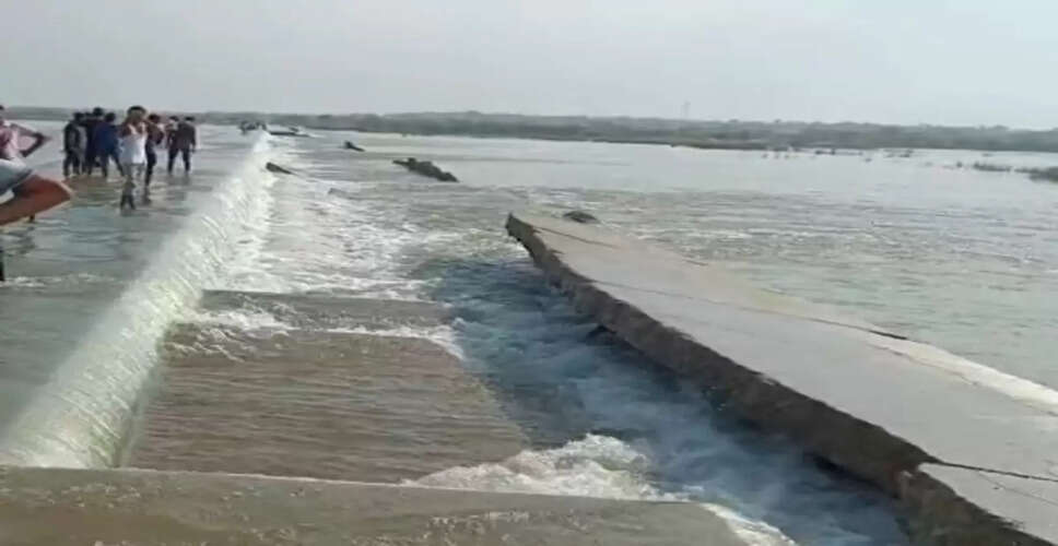 Karoli&nbsp;नदी क्रॉस कराने वाली सड़क 1 साल से क्षतिग्रस्त, जिम्मेदार बेखबर&nbsp;