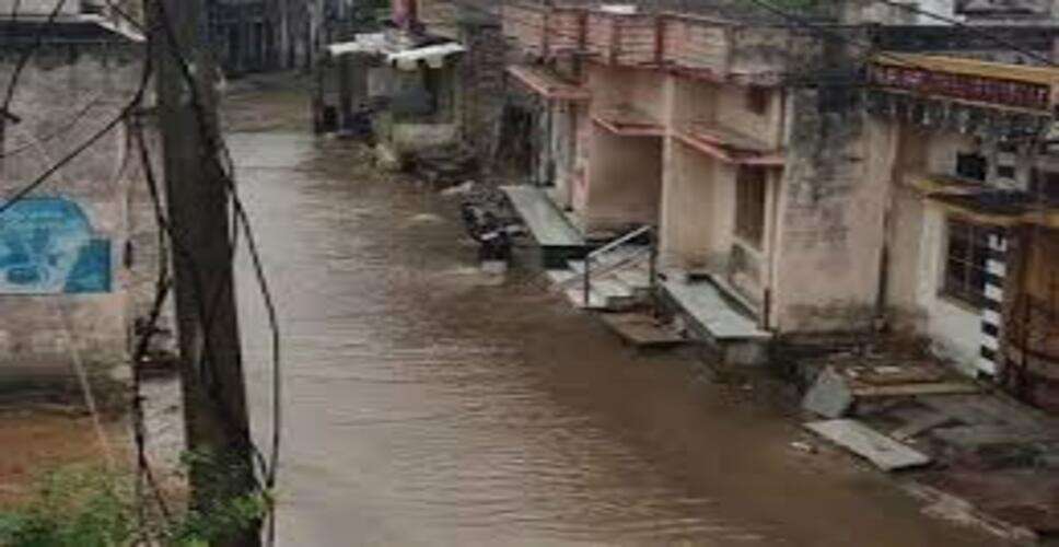 राजस्थान के Udaipur और Salumbar जिलों में सोमवार शाम मौसम ने अचानक करवट ले ली। तेज बारिश, आंधी और कुछ क्षेत्रों में ओलावृष्टि से लोगों को भीषण गर्मी से राहत मिली, लेकिन कई जगहों पर जनजीवन भी प्रभावित हुआ।  गोगुंदा में गिरे ओले  Gogunda क्षेत्र में तेज बारिश के साथ ओलावृष्टि भी हुई। अचानक बदले मौसम के कारण लोगों को सुरक्षित स्थानों पर शरण लेनी पड़ी। बारिश और ओलों से तापमान में गिरावट दर्ज की गई।  वल्लभनगर में पेड़ गिरने से रास्ता बंद  Vallabhnagar क्षेत्र में तेज हवा और बारिश के दौरान एक पेड़ सड़क पर गिर गया। इससे मोरजाई जाने वाला मार्ग अवरुद्ध हो गया और आवागमन प्रभावित हुआ। स्थानीय प्रशासन और संबंधित विभागों ने रास्ता साफ कराने की कार्रवाई शुरू की।  तापमान में राहत, लेकिन उमस बरकरार  मौसम विभाग के अनुसार उदयपुर में सोमवार को अधिकतम तापमान 39 डिग्री सेल्सियस और न्यूनतम तापमान 26.4 डिग्री सेल्सियस दर्ज किया गया। बारिश के बाद तापमान में कुछ कमी आई, हालांकि कई इलाकों में उमस का असर भी महसूस किया गया।  किसानों के लिए राहत  क्षेत्र में हुई बारिश को किसानों के लिए राहत भरा माना जा रहा है। भीषण गर्मी और सूखे जैसे हालात के बीच बारिश से खेतों में नमी बढ़ी है, जिससे खरीफ सीजन की तैयारियों को मदद मिल सकती है।  अगले कुछ दिनों तक मौसम सक्रिय रहने के आसार  मौसम विशेषज्ञों के अनुसार दक्षिण राजस्थान के कई हिस्सों में अगले कुछ दिनों तक गरज-चमक के साथ बारिश और तेज हवाओं का दौर जारी रह सकता है। लोगों को खराब मौसम के दौरान सावधानी बरतने की सलाह दी गई है।
