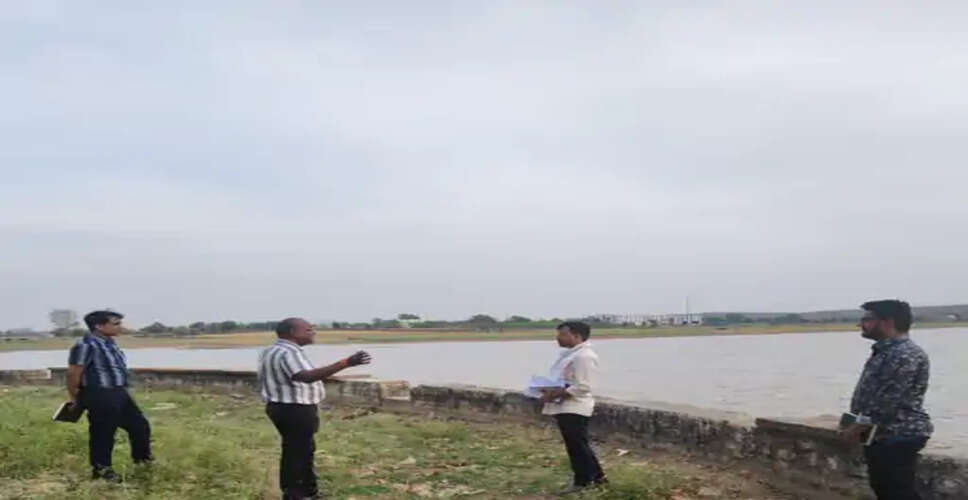 जिले के कोटा रोड स्थित ऐतिहासिक किशन सागर तालाब और रैन बसेरा उद्यान का जल्द ही जीर्णोद्धार किया जाएगा। इसको लेकर जल संसाधन विभाग के अधिकारियों ने शुक्रवार को मौके पर पहुंचकर क्षेत्र का निरीक्षण किया और मौजूदा स्थिति का जायजा लिया।  निरीक्षण के दौरान अधिकारियों ने तालाब की संरचना, जलभराव की स्थिति और आसपास के क्षेत्र में आवश्यक सुधार कार्यों का मूल्यांकन किया। प्रारंभिक रूप से इस स्थल को पर्यटन की दृष्टि से विकसित करने की योजना तैयार की जा रही है, ताकि इसे एक आकर्षक सार्वजनिक स्थल के रूप में बदला जा सके।  प्रस्तावित योजना के तहत किशन सागर तालाब के संरक्षण के साथ-साथ रैन बसेरा उद्यान के सौंदर्यीकरण और सुविधाओं के विस्तार पर भी ध्यान दिया जाएगा। इसमें हरियाली बढ़ाने, बैठने की व्यवस्था सुधारने और पर्यटकों के लिए आवश्यक सुविधाएं विकसित करने की संभावना है।  अधिकारियों के अनुसार, यह स्थल ऐतिहासिक महत्व रखता है और इसके पुनर्विकास से न केवल स्थानीय लोगों को बेहतर सार्वजनिक स्थान मिलेगा, बल्कि पर्यटन को भी बढ़ावा मिलेगा।  निरीक्षण के दौरान स्थानीय स्तर पर लोगों ने भी इस पहल का स्वागत किया और कहा कि यदि इस क्षेत्र का सही तरीके से विकास होता है तो यह झालावाड़ के लिए एक महत्वपूर्ण आकर्षण केंद्र बन सकता है।  फिलहाल विभाग द्वारा विस्तृत परियोजना रिपोर्ट (DPR) तैयार करने की प्रक्रिया शुरू कर दी गई है और जल्द ही आगे की कार्ययोजना को अंतिम रूप दिए जाने की उम्मीद है।