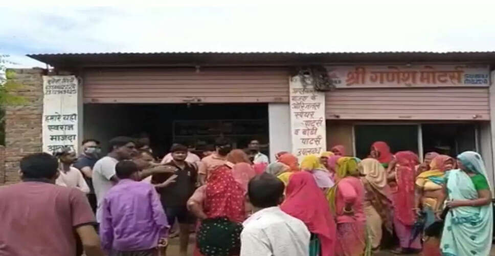 Karoli&nbsp;शराब की दुकान के विरोध में लगाया जाम, वाहन चालक परेशान&nbsp;