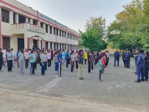 प्रतापगढ़ में जनजाति बालिका खेल अकादमी में जागरूकता कार्यक्रम, छात्राओं को आत्मरक्षा और साइबर अपराधों से बचाव की जानकारी दी