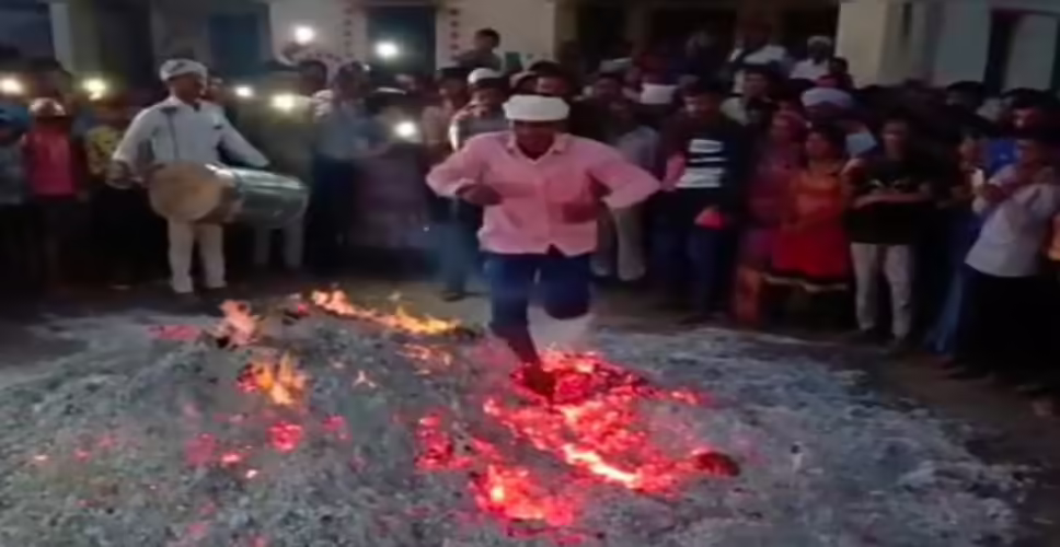 बांसवाड़ा के इस गांव में अनूठी होली!&nbsp;परंपराओं और उत्साह के संग जलते अंगारों पर चलते हैं लोग, जानिए क्या है इसकी वजह ?&nbsp;