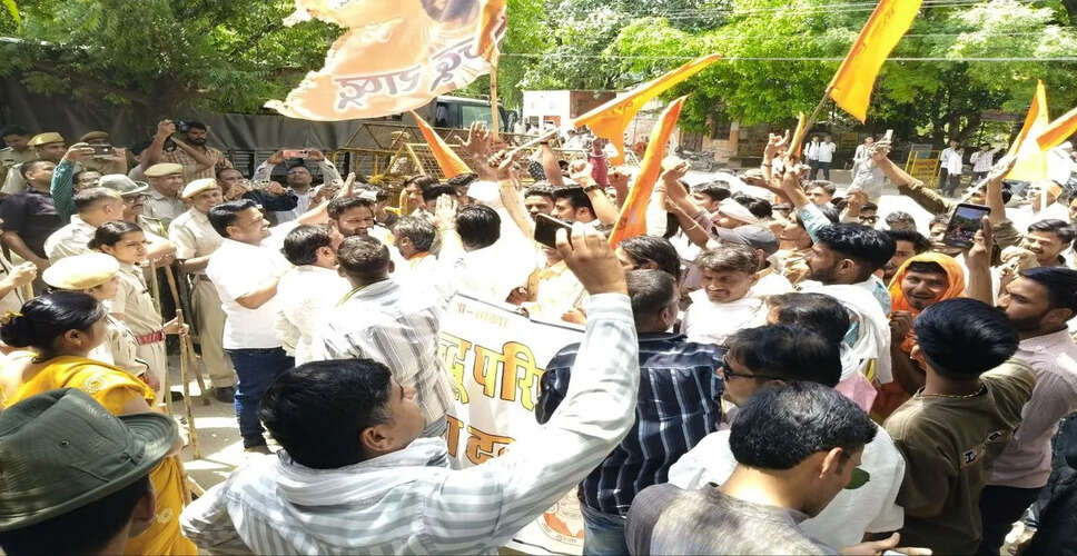 नैनवां में गो तस्करी मामले को लेकर प्रदर्शन, विहिप-बजरंग दल का थाने के बाहर अनिश्चितकालीन धरना