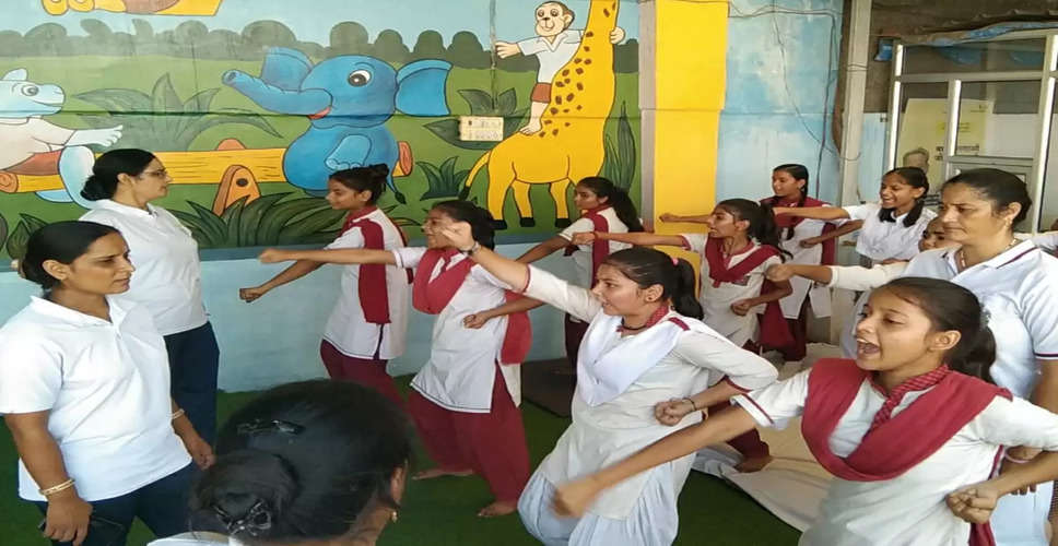 Jaipur रोटरी भवन में इंडियन वूमेन इम्पैक की 50 छात्राओं को आत्मरक्षा प्रशिक्षण दिया गया