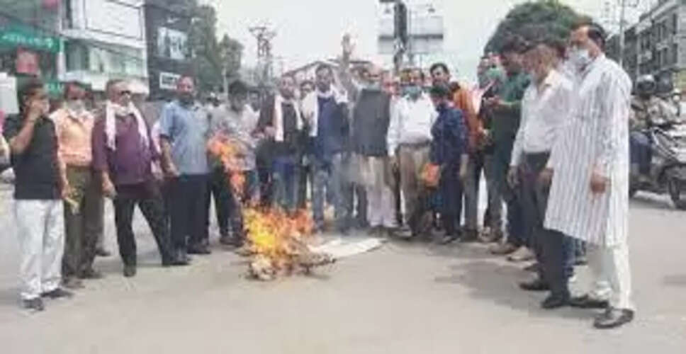 Ajmer में कच्ची बस्तियों में अवैध कब्जे के बयान को लेकर विधायक देवनानी का पुतला फूंका गया, नाराजगी जताते हुए कहा राहत की मांग