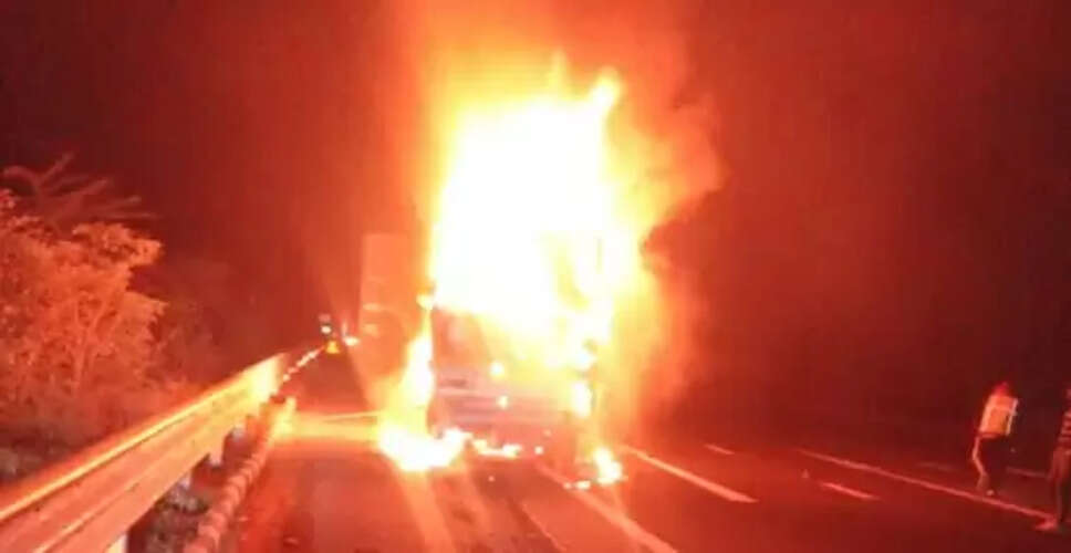 दिल्ली-मुंबई सुपर एक्सप्रेस वे पर पिकअप में आग, तीन लोग जिंदा जल गए