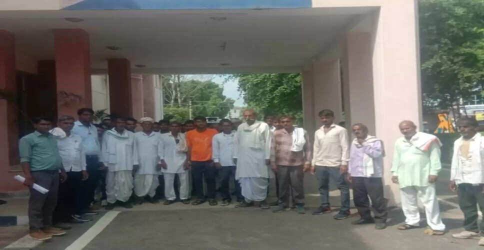 Karoli&nbsp;में दबंगों के खिलाफ कार्रवाई की मांग को लेकर ग्रामीणों ने किया प्रदर्शन