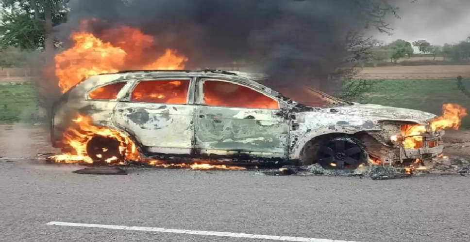Nagaur में चलती कार बनी आग का गोला, चालक ने कूदकर बचाई जान