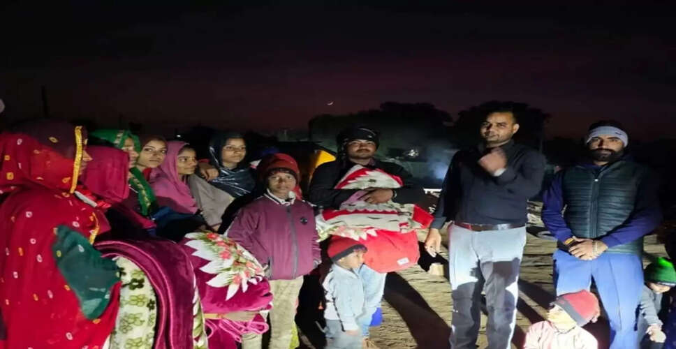 Karoli&nbsp;में सफाई कर्मियों को मिली सर्दी से राहत, बांटे गर्म कोट