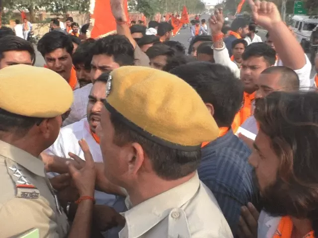 भरतपुर में राम जन्मोत्सव बाइक रैली के दौरान विवाद, पुलिस और युवकों में धक्का-मुक्की