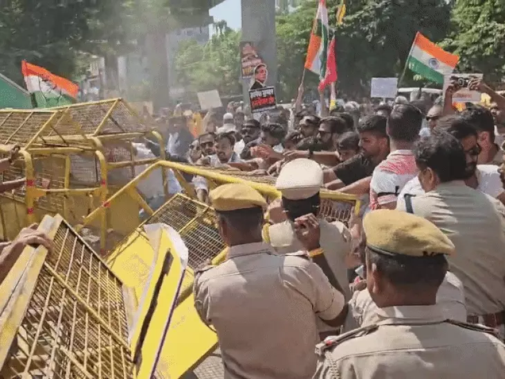 उदयपुर में कांग्रेस कार्यकर्ताओं को पुलिस ने खदेड़ा, कलेक्ट्रेट के बाहर बैरिकेड पर चढ़ने की कोशिश; SIR के खिलाफ निकाला विरोध मार्च