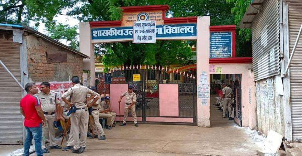 भीलवाड़ा पंचायत चुनाव: रिटर्निंग अधिकारी पर ग्रामीणों को धमकाने का आरोप, लोगों ने एक पक्ष में वोट डलवाने का लगाया आरोप