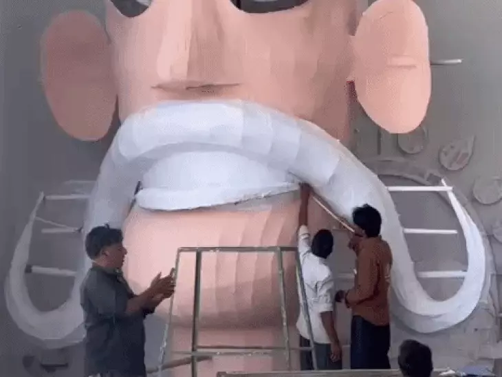 दशहरा पर रावण तलवार चलाकर गर्दन घुमाता आएगा नजर: मूंछें भी हिलाएगा; 105 फीट से ज्यादा ऊंचे पुतले को बनाने दिल्ली से आए कारीगर