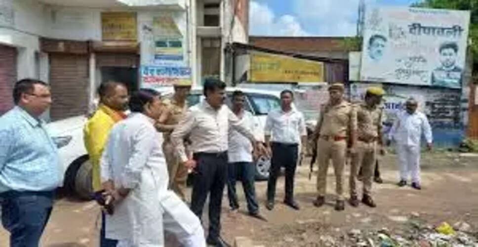 Karoli&nbsp;अधिकारियों ने तीन दरवाजा बांध की भौतिक स्थिति की जांच की