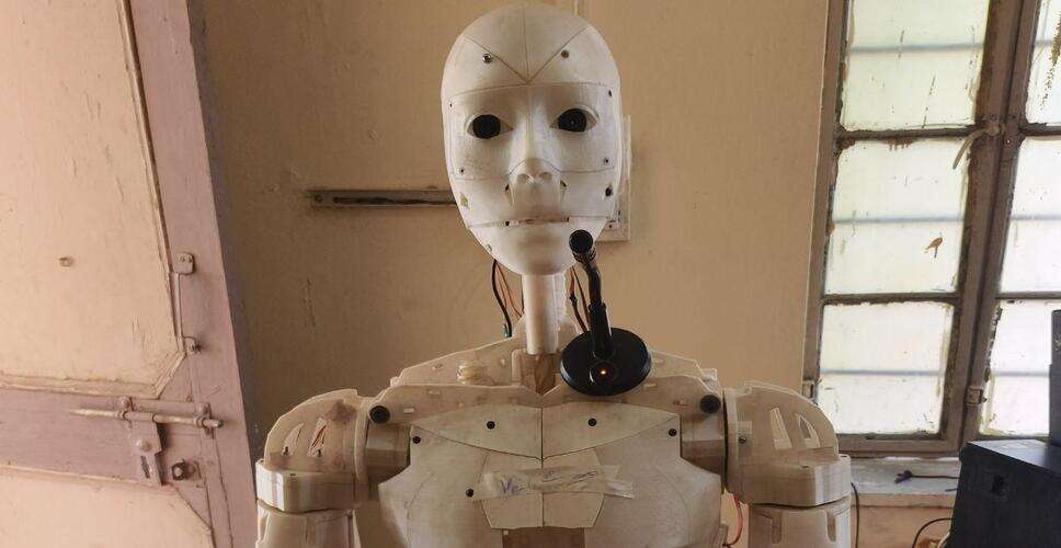 सुपरस्टार रजनीकांत की रोबोट मूवी से इंस्पायर होकर नागौर जिले के दो स्कूली स्टूडेंट्स ने ह्युमेनाइड रोबोट रक्षक 1.0 तैयार किया है।