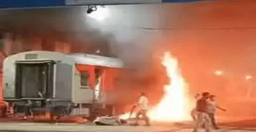 अजमेर रेल कारखाने में लगी आग से मचा हड़कंप! एसी कोच जलकर हुआ खाक, कड़ी मशक्कत के बाद बुझी आग 