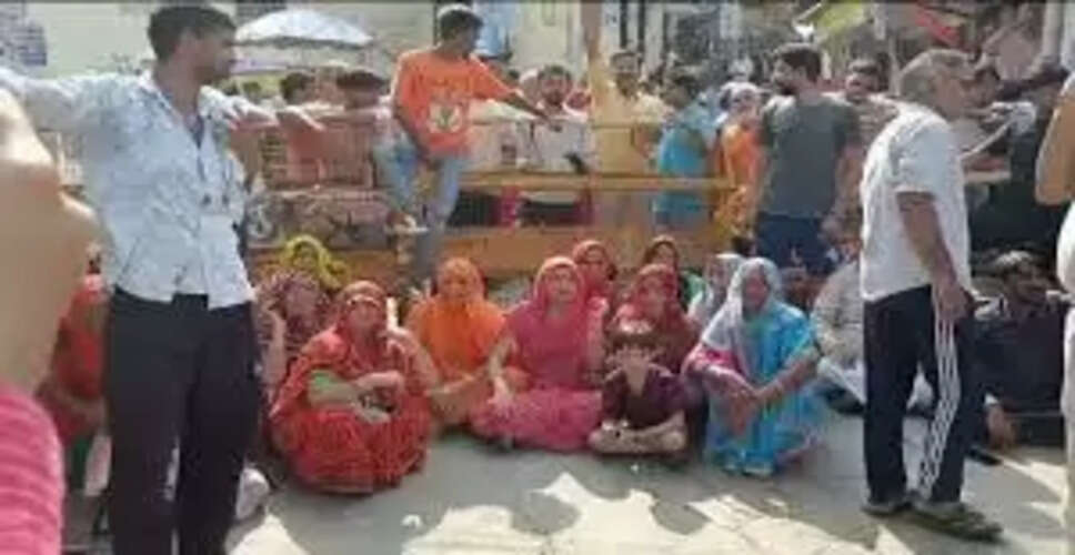 Karoli&nbsp;हिंडौन में पेयजल समस्या को लेकर फूटा गुस्सा, रोड जाम किया