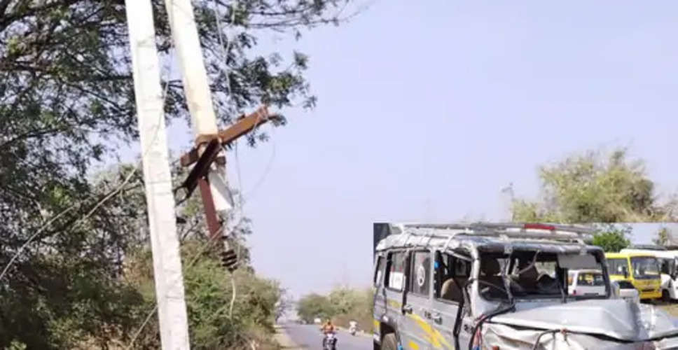 Dungarpur में पैसेंजर गाड़ी बेकाबू होकर बिजली पोल से टकराई, कोई जन हानि नहीं