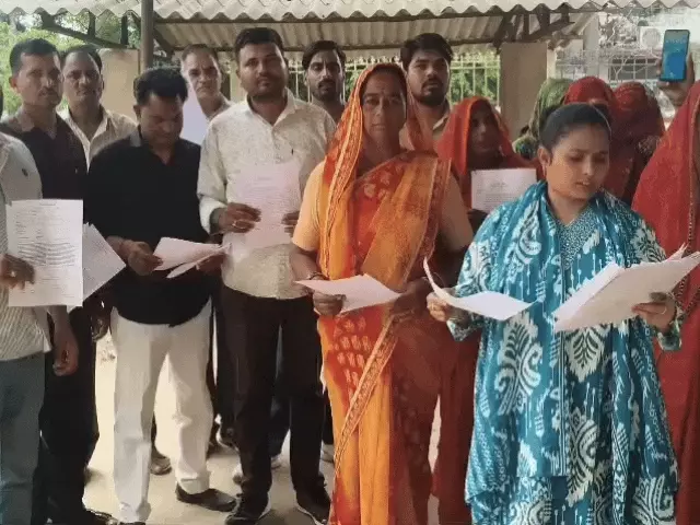 बगड़ नगरपालिका में वोटर लिस्ट से नाम हटाने का आरोप, वार्ड बदलने पर ग्रामीणों का प्रदर्शन; एसडीएम कार्यालय पहुंचे