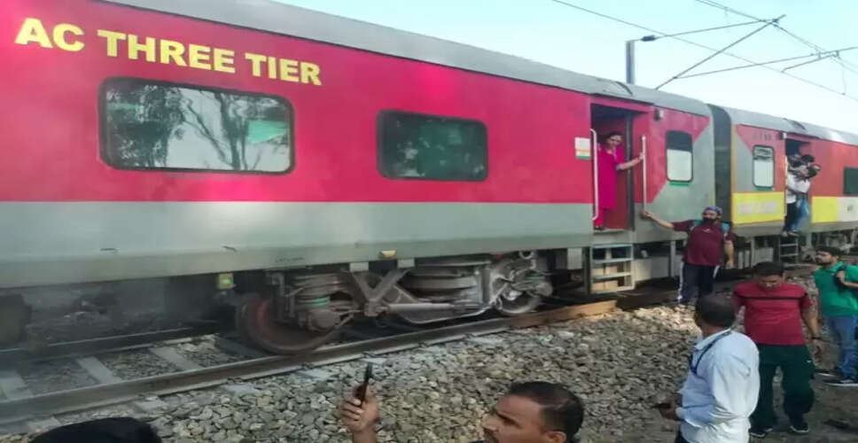 पटरियों पर दौड़ती ट्रेन से अचानक निकलने लगी चिंगारियां, मची अफरा-तफरी&nbsp;