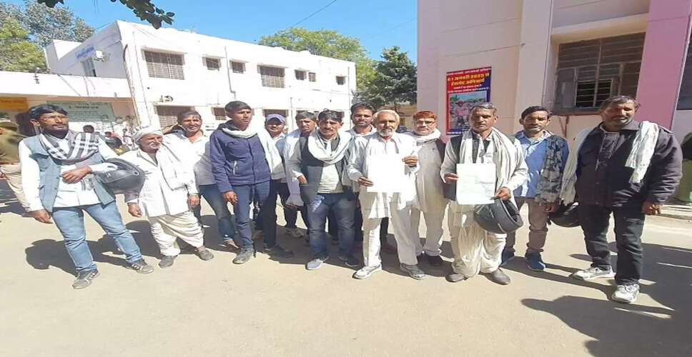 करौली: ग्राम पंचायत मुख्यालय बदलने के निर्णय के विरोध में ग्रामीणों ने प्रदर्शन किया