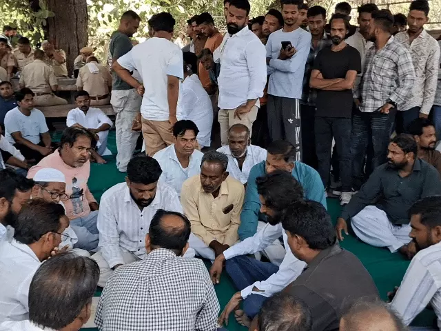 पुलिस को देख तीसरी मंजिल से कूदा युवक, मौत के बाद परिजनों का धरना, 1 करोड़ मुआवजा और सरकारी नौकरी की मांग