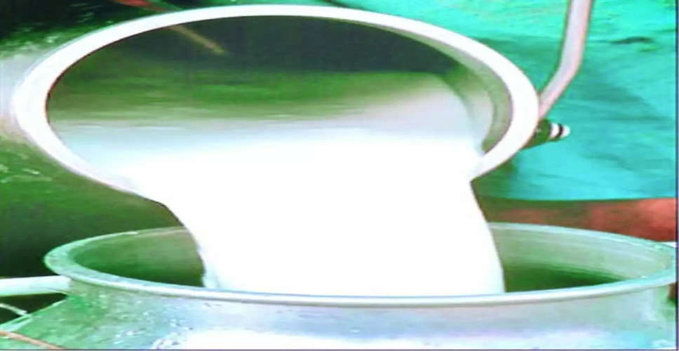 Alwar  रसद विभाग टीम ने डेयरी से मिलावटी दूध के दो ड्रम नष्ट किए