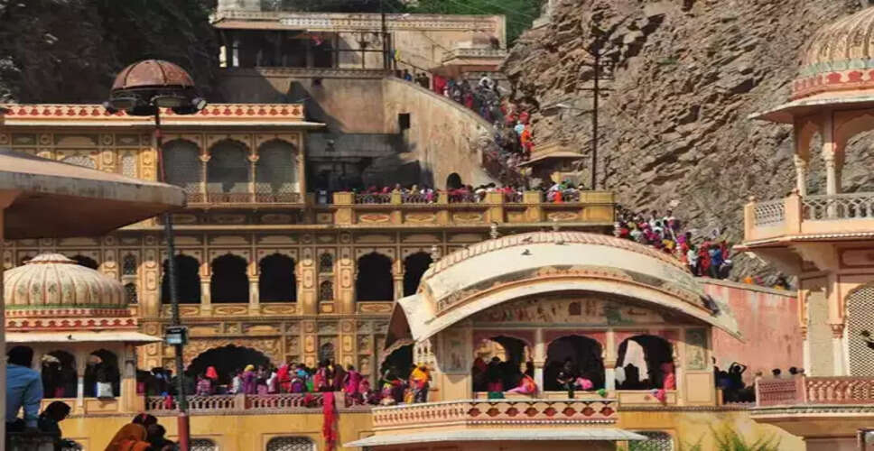 वायरल वीडियो में देखें गलता गेट मंदिर की कहानी धार्मिक स्थल, बन्दरशाला और इसके निर्माण के पीछे छिपे अनोखे रहस्य
