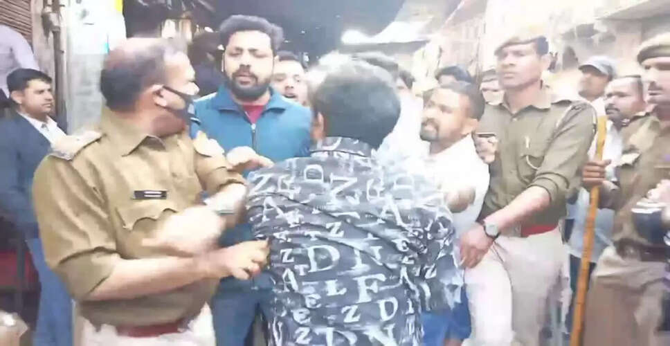 राजस्थान के कोटा में DSP व पुलिसकर्मियों से दुकानदारों की हुई तगड़ी झड़प,&nbsp;नॉनवेज शॉप्स के अतिक्रमण से जुड़ा है विवाद&nbsp;