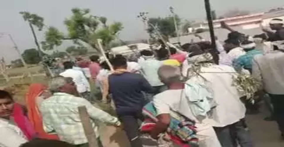 राजस्थान में ग्रामीणों ने पुलिस पर किया पथराव, छोडे आंसू गैस के गोले 