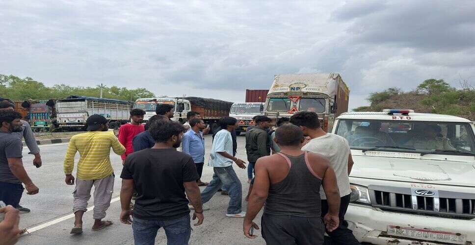 उदयपुर में आरटीओ इंस्पेक्टर पर वसूली के आरोप, ड्राइवरों का हंगामा; NH-48 पर लगा जाम