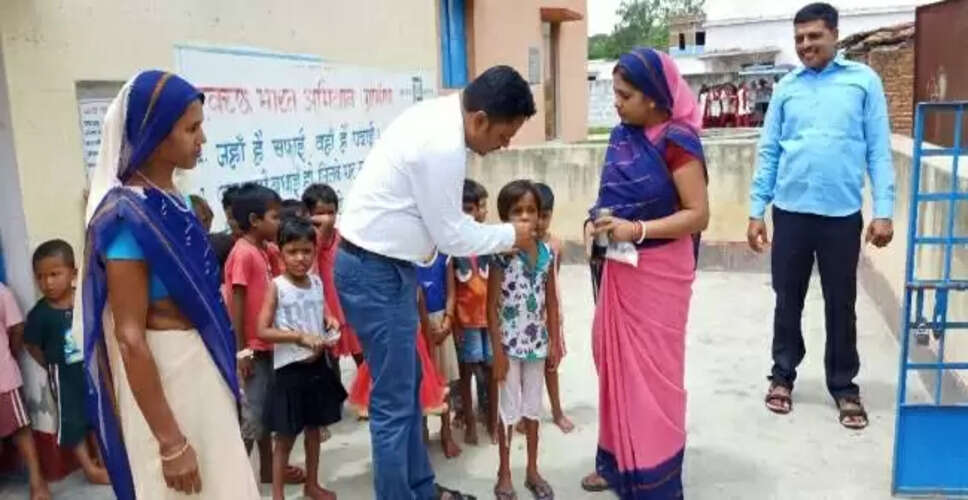 Karoli&nbsp;कृमि मुक्ति अभियान के तहत कलेक्टर ने बच्चों को खिलाई कृमिनाशक दवा