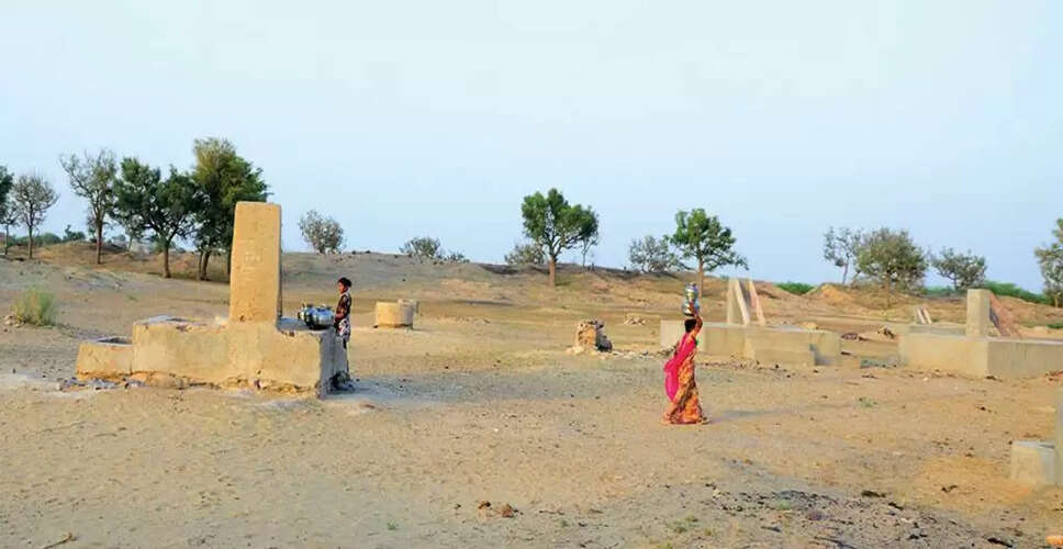 Barmer में आज भी लोगों की परंपरागत बेरियों से बुझती है प्यास, पानी के लिए लगती है लाइन