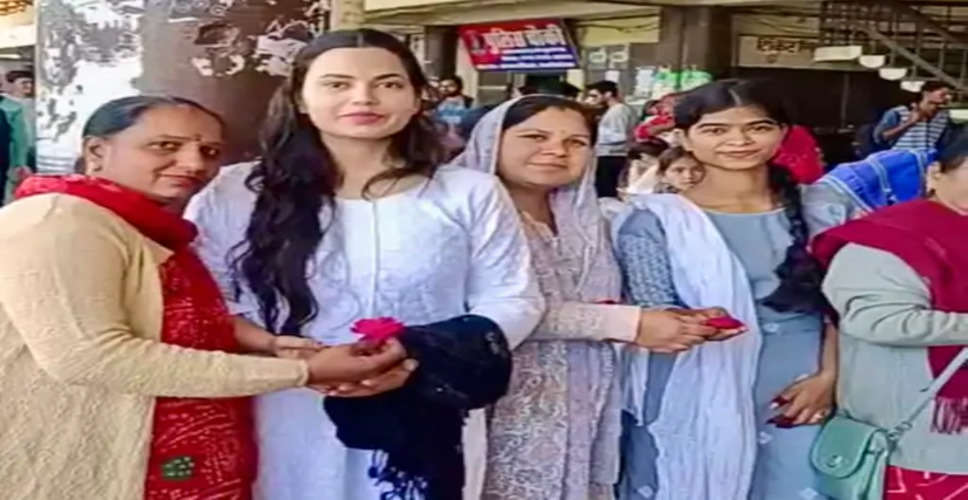 Bhilwara अंतरराष्‍ट्रीय महिला दिवस रोडवेज बस में कर्मचारियों ने यात्रियों का किया अभिनंदन 