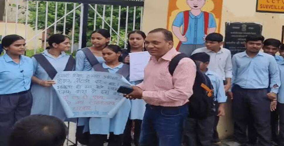 डीग में छात्रों का अनोखा विरोध: अंग्रेजी माध्यम स्कूल के गेट पर लगाया ताला, बोले- मुख्य विषयों के 8 शिक्षक नहीं