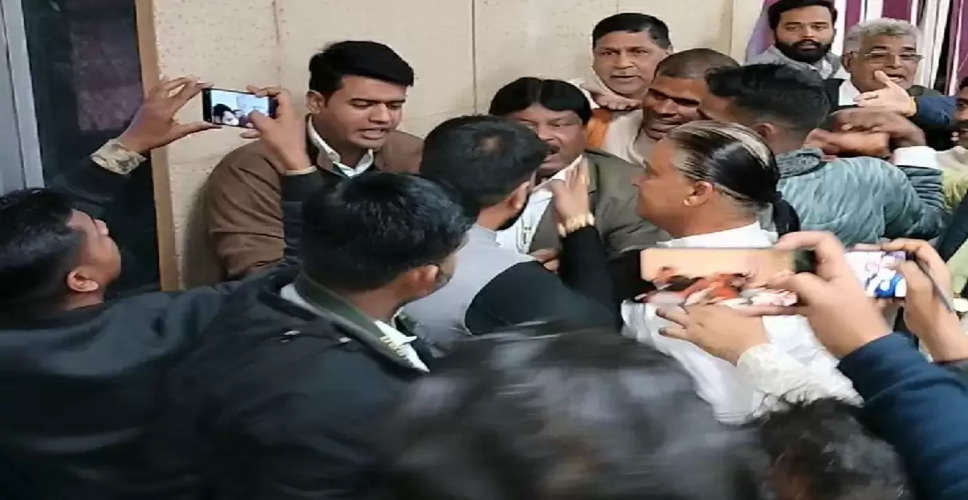Chittorgarh में नगर परिषद की बोर्ड मीटिंग में हुआ जबरदस्त हंगामा, कांग्रेस पार्षद ने की भाजपा पार्षद को मारने की कोशिश