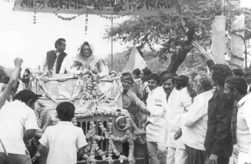 Ashok Gehlot Birthday Special: जादूगरी से सियासत तक, दिलचस्प हैं अब तक के सफर की ये तस्वीरें