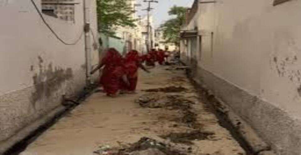 कुम्हारों का मोहल्ला में सफाई व्यवस्था चरमराई, नालियां जाम होने से फैली गंदगी और बदबू
