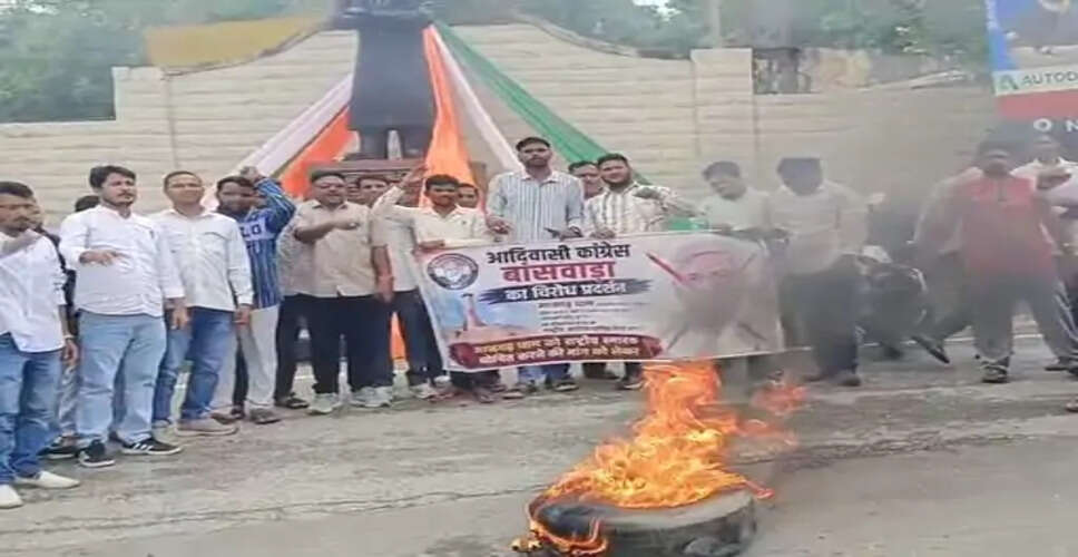 बांसवाड़ा में आदिवासी कांग्रेस का प्रदर्शन, टायर जलाकर जताया विरोध; मानगढ़ धाम को राष्ट्रीय स्मारक घोषित करने की मांग