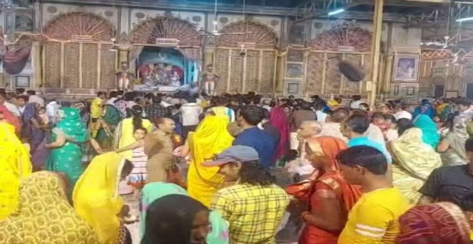 Karoli&nbsp;श्रावण तीज पर मदन मोहनजी की झूलन झांकी देखने उमड़े श्रद्धालु