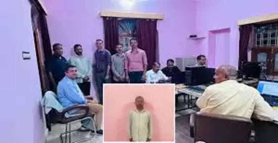 पेंशन विभाग में कम्प्यूटर ऑपरेटर को रिश्वत लेते रंगे हाथों गिरफ्तार