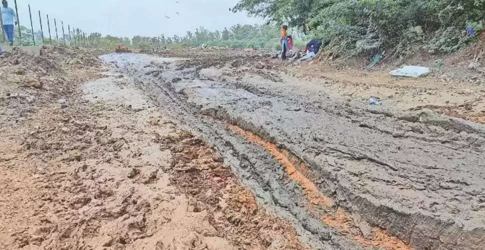 Tonk अब तो आम रास्तों पर भी कीचड़,  ग्रामीण को हो रही परेशानी