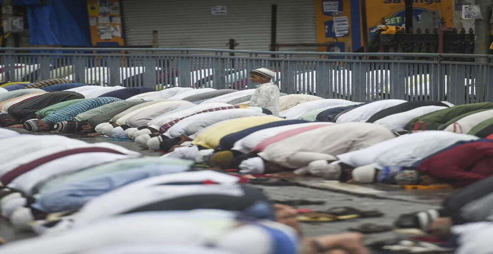 अलवर में बकरीद धूमधाम से मनाई गई, ईदगाहों में जुटे लोग कर रहे अमन और खुशहाली की दुआ
