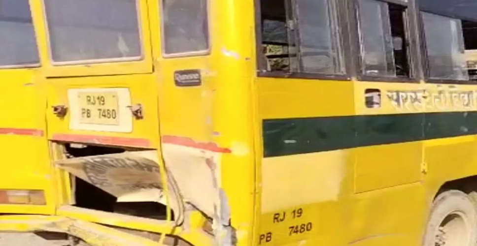 Ajmer में स्कूल बस को ट्रक ने मारी टक्क, दो बच्चे व ड्राइवर गंभीर घायल 