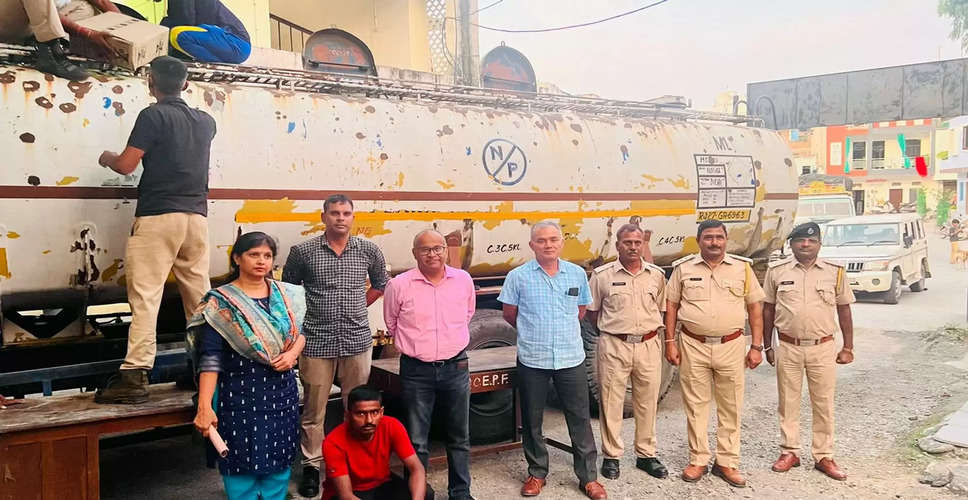 उदयपुर में आबकारी विभाग की बड़ी कार्रवाई, टैंकर में छिपा कर रखी 445 कार्टून अवैध शराब बरामद, ड्राइवर गिरफ्तार